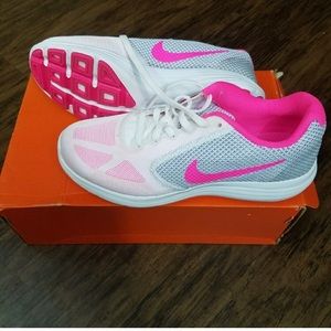 NEW WITH OUT TAGS NIKE Revolution 3 Running Shoe